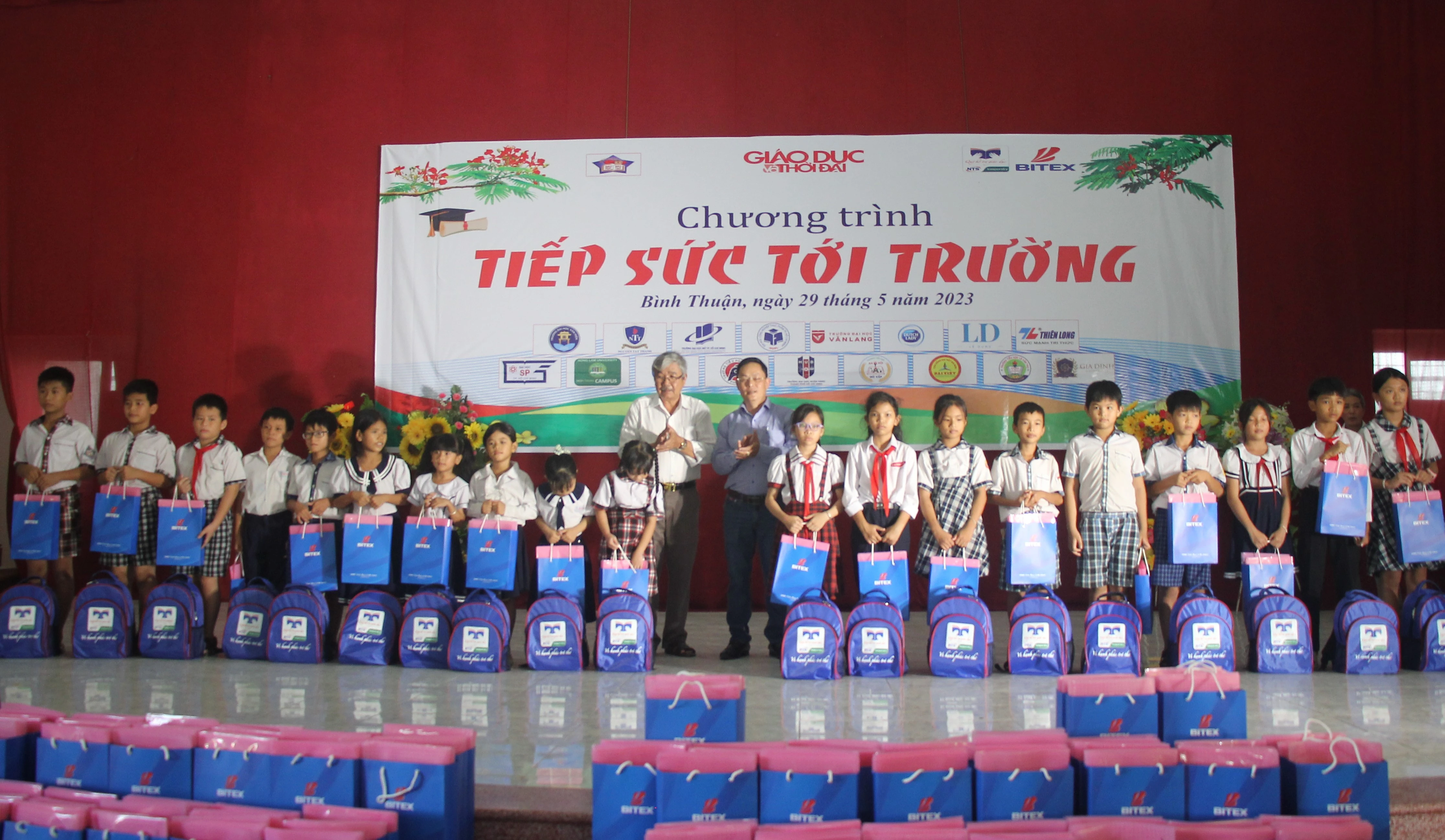 Đại diện Hội Khuyến học huyện Bắc Bình và đại diện Cơ quan Thường trú Báo Giáo dục và Thời đại tại TPHCM trao quà cho học sinh.