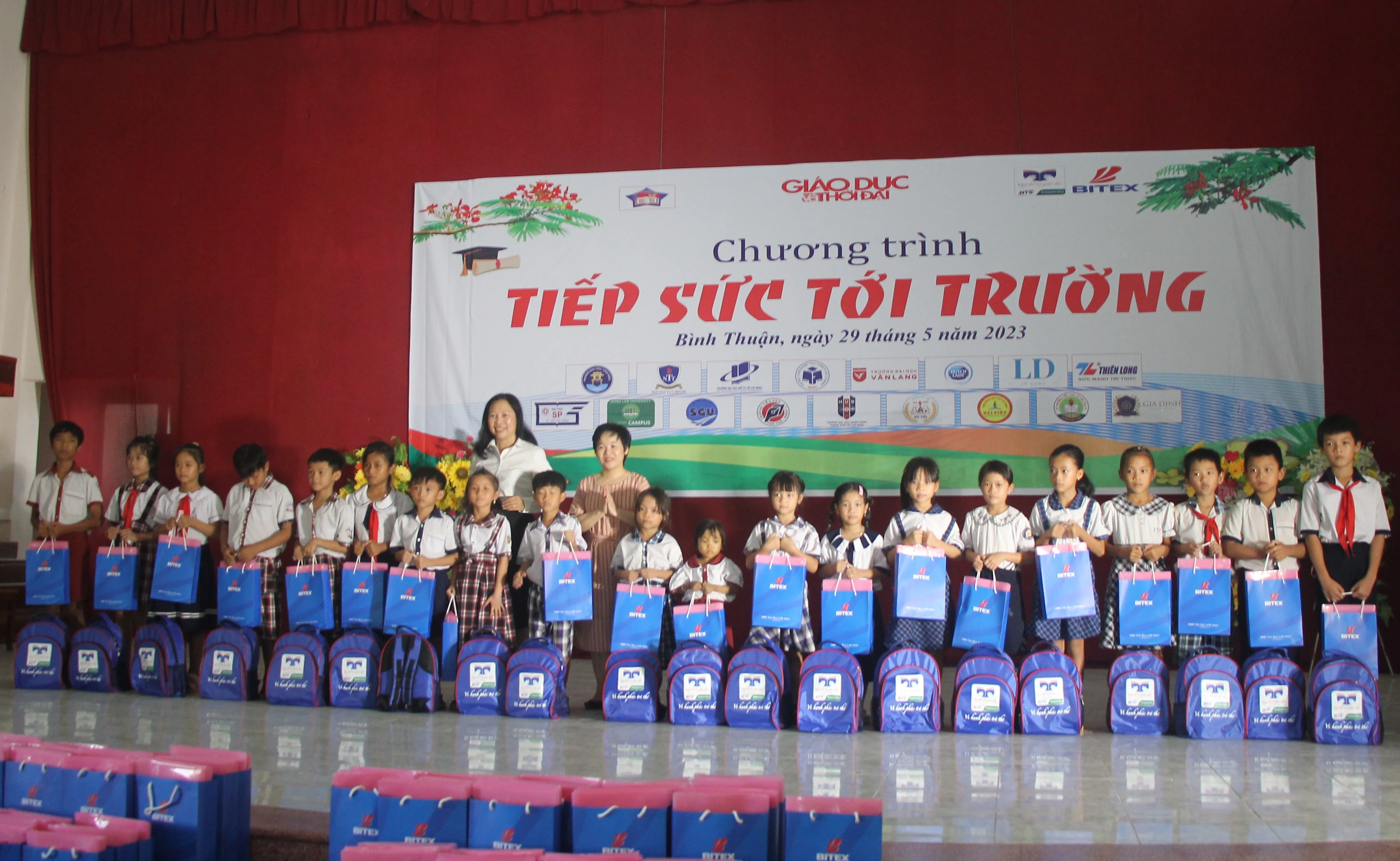 Lãnh đạo Phòng GD&amp;ĐT huyện Bắc Bình và đại diện Cơ quan Thường trú Báo Giáo dục và Thời đại tại TPHCM trao quà cho học sinh.