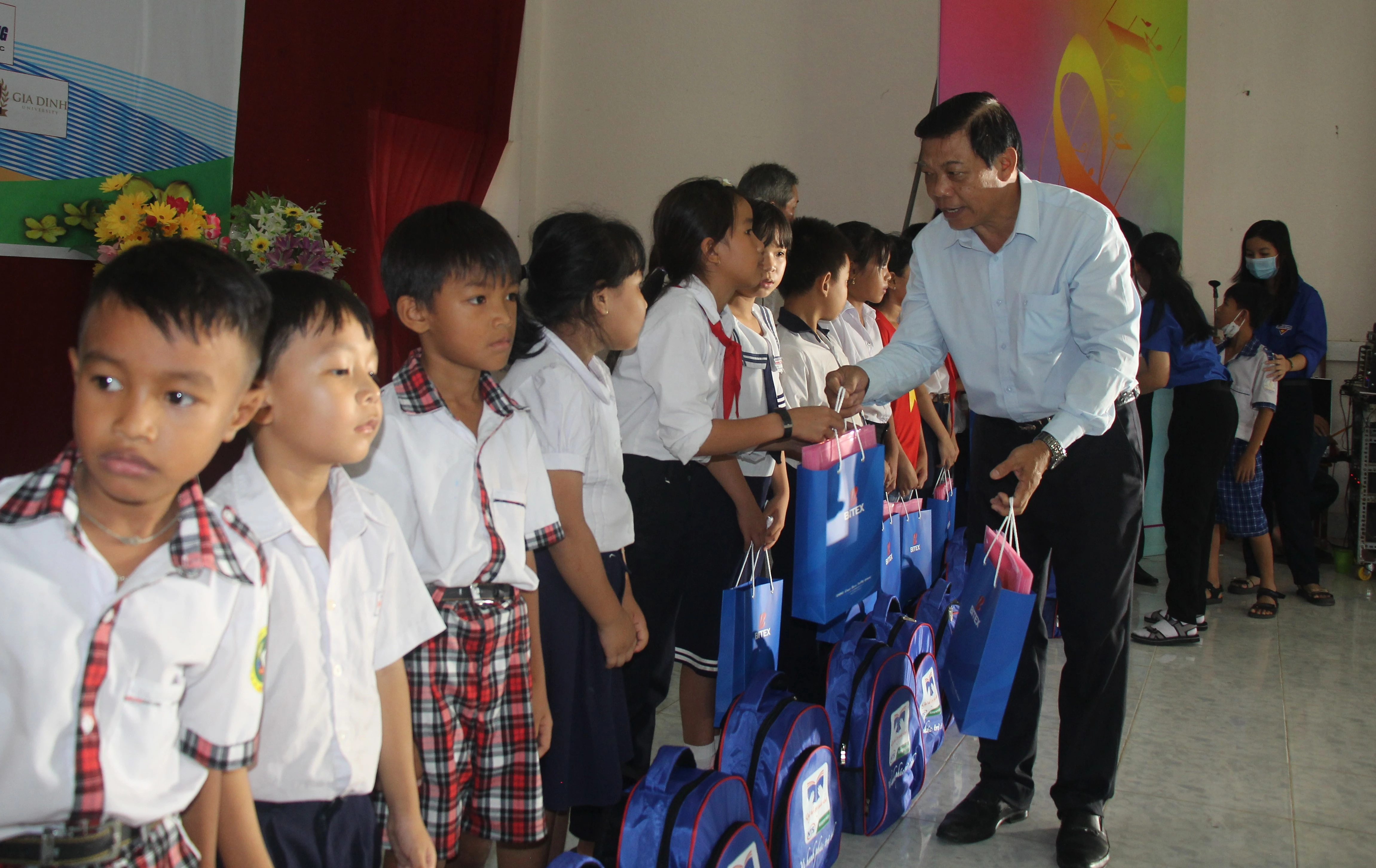 Ông Phan Văn Liêm, đại diện Công ty Cổ phần Xuất Nhập khẩu Bình Tây (BITEX) trao quà cho học sinh.