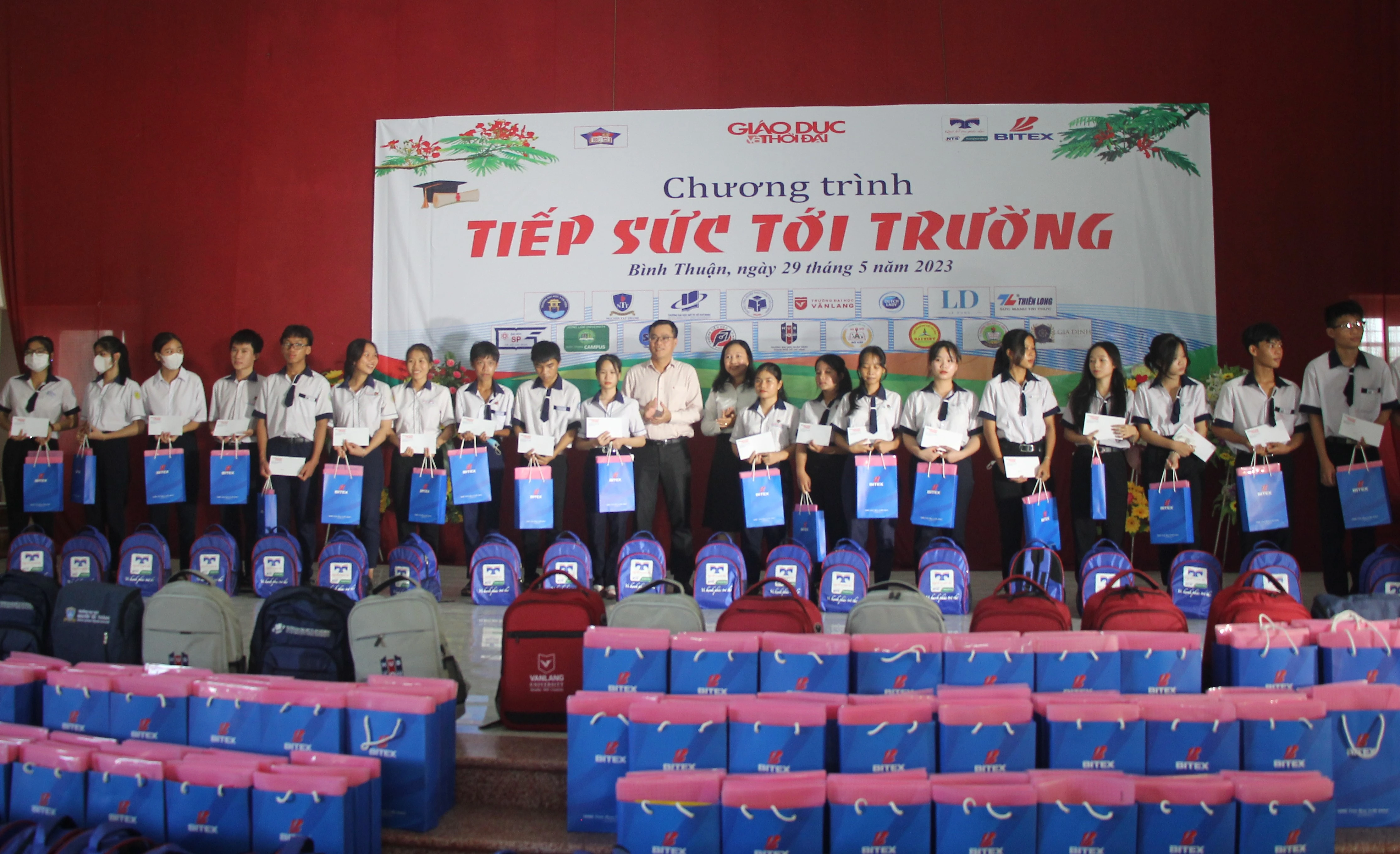 Ông Dương Công Hiếu, Phó hiệu trưởng Trường Cao đẳng đại Việt Sài Gòn và lãnh đạo Phòng GD&amp;ĐT huyện Bắc Bình trao quà cho học sinh.
