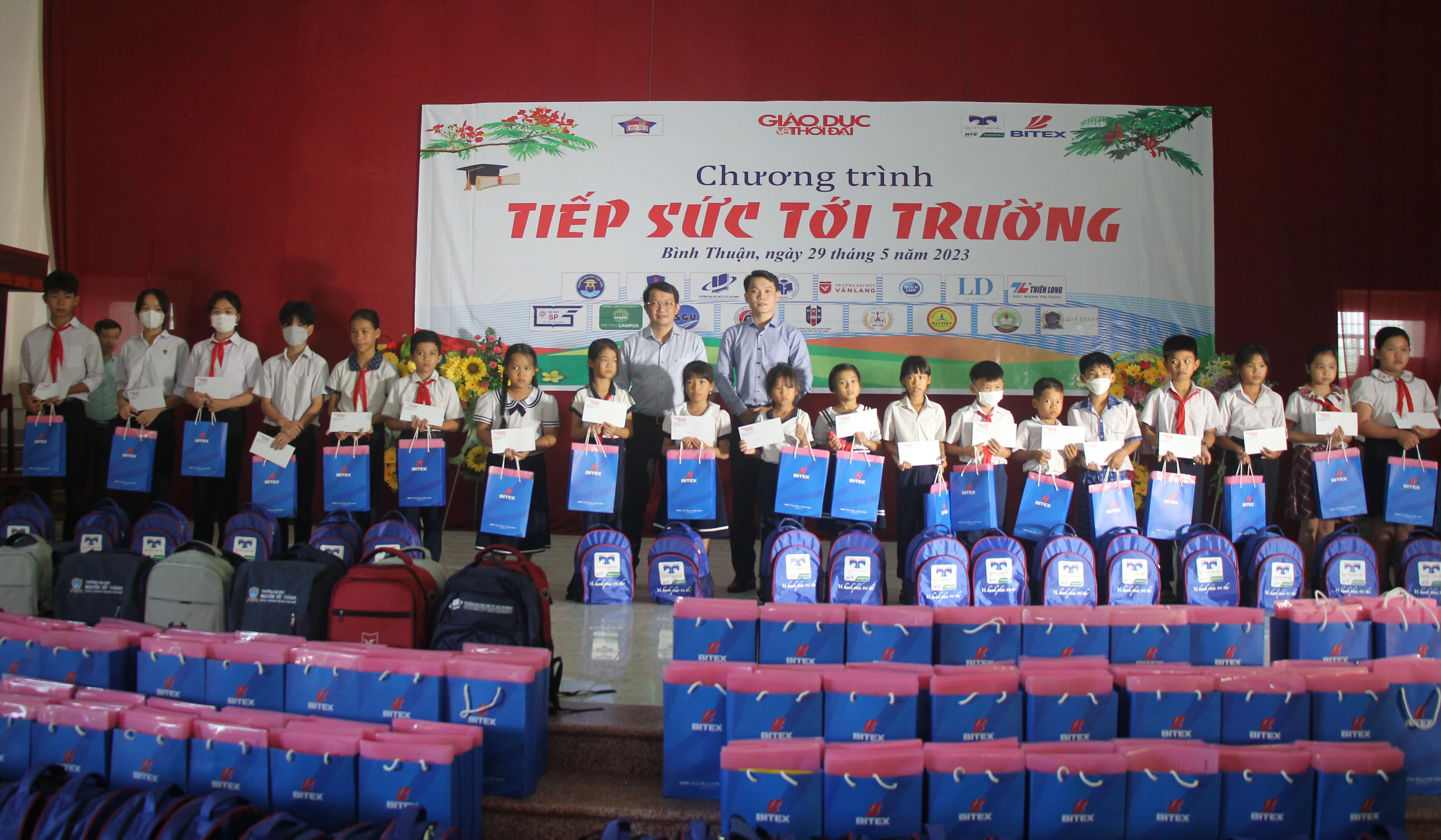 Ông Lê Thắng Lợi và ông Hoàng Xuân Ái trao quà và học bổng cho học sinh.