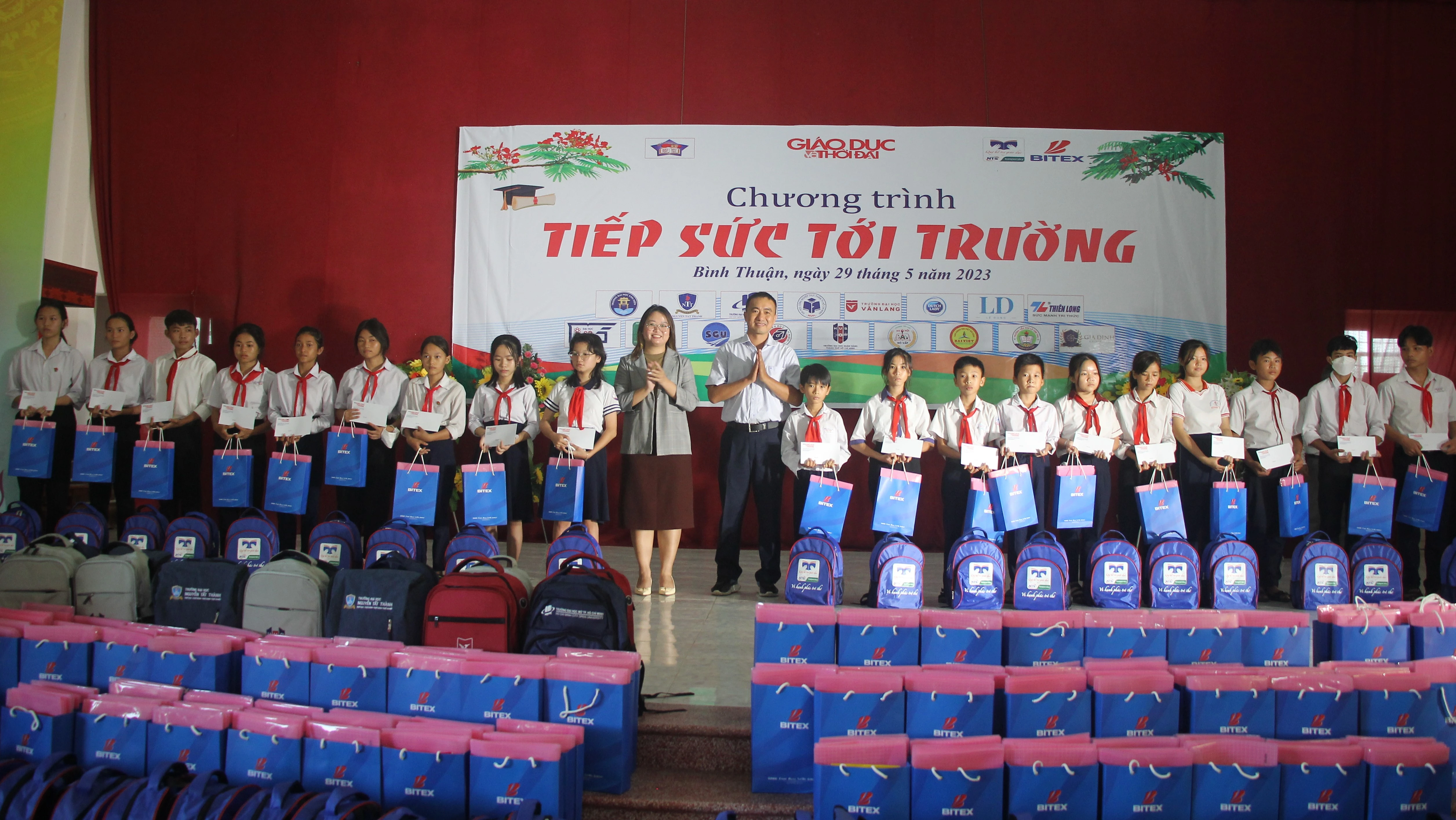 Bà Lê Thị Minh Trí, đại diện Công ty TNHH Bảo mật Nam Trường Sơn và ông Phạm Thái Sơn, Giám đốc Trung tâm Tuyển sinh và Truyền Thông Trường ĐH Công nghiệp Thực phẩm TPHCM trao quà và học bổng cho học sinh.
