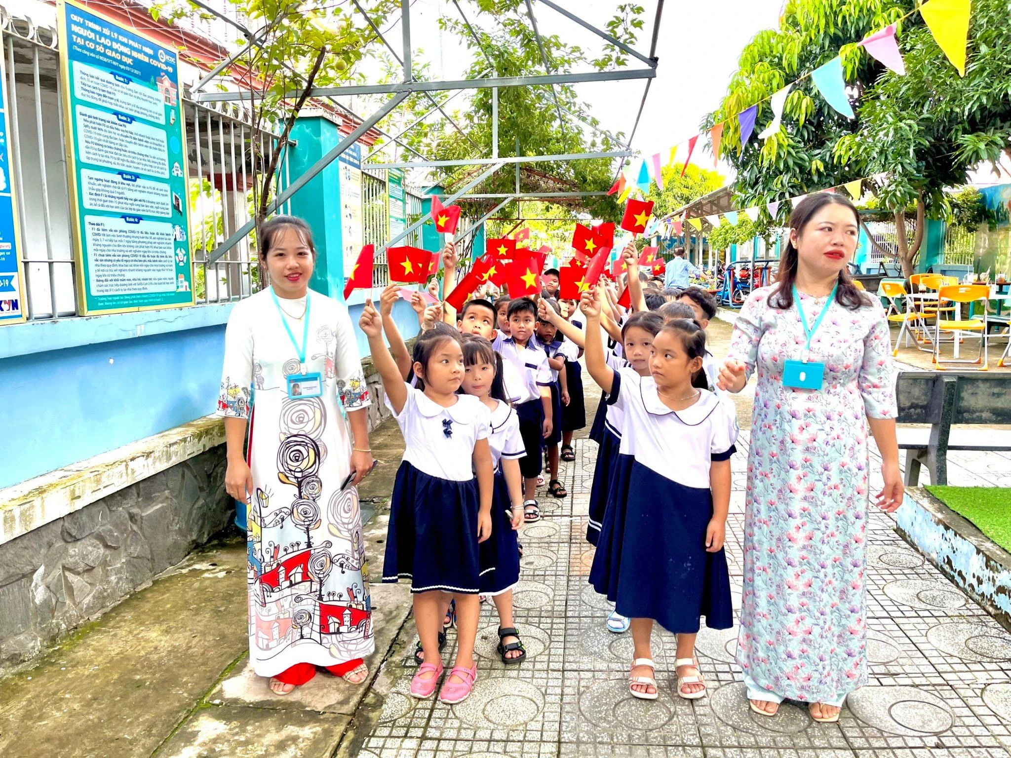 Học sinh Trường Tiểu học Thạnh An vui mừng trong ngày khai giảng.