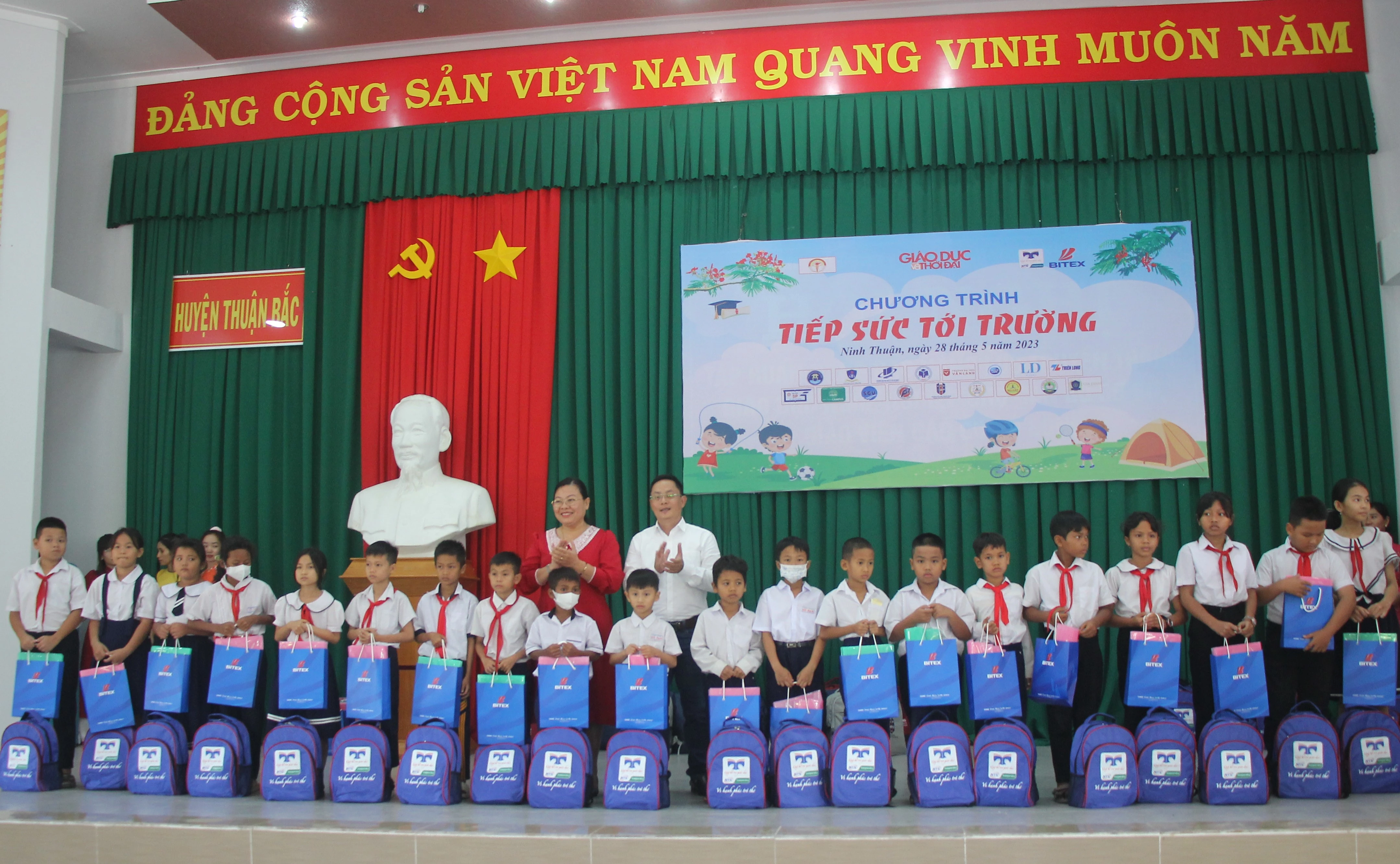 Lãnh đạo Sở GD&ĐT tỉnh Ninh Thuận và đại diện Báo Giáo dục và Thời đại trao quà cho học sinh. Lãnh đạo Sở GD&ĐT tỉnh Ninh Thuận và đại diện Báo Giáo dục và Thời đại trao quà cho học sinh.