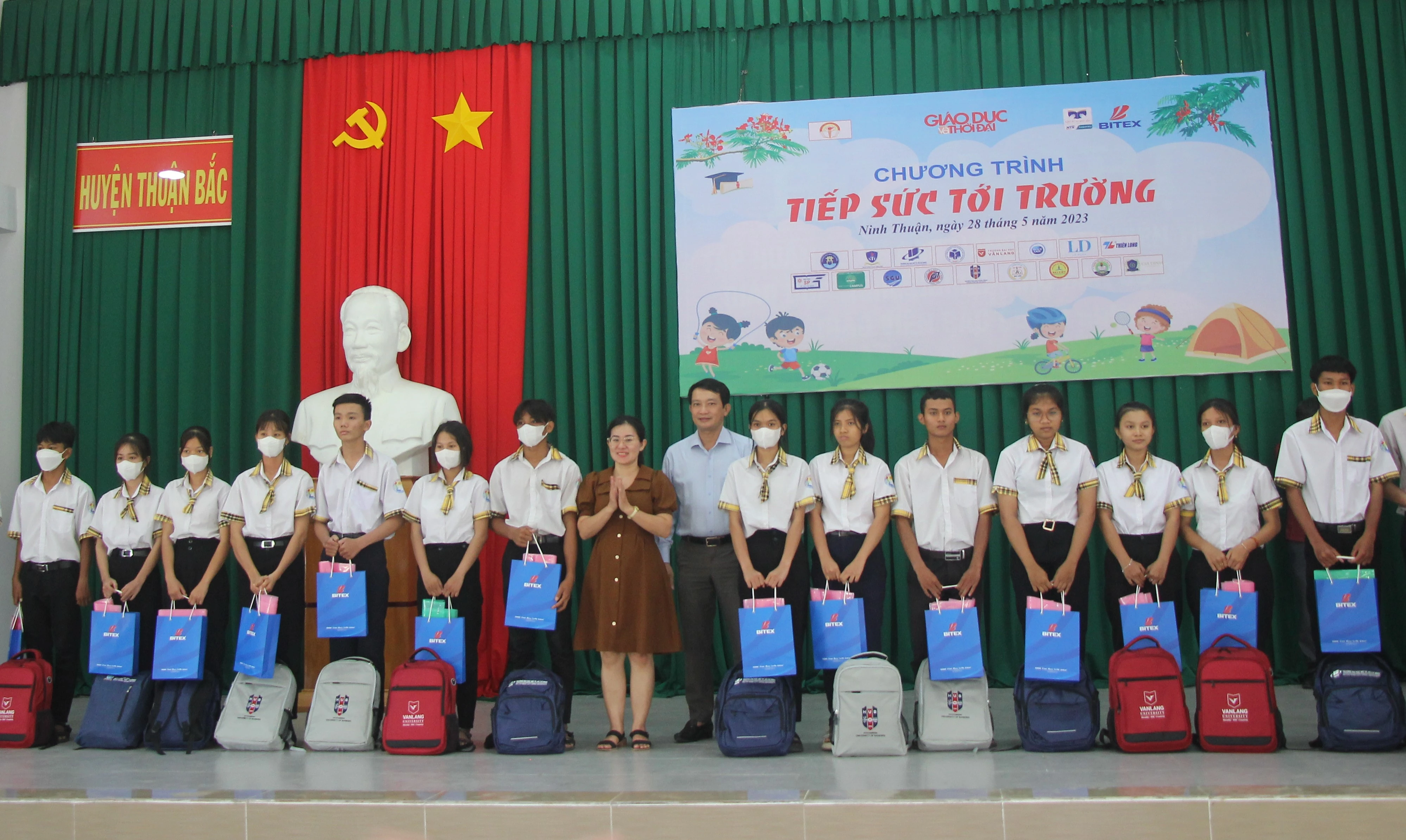 Ông Lê Thắng Lợi và bà Trương Nguyễn Như Mai - đại diện Phân hiệu Trường ĐH Nông Lâm TPHCM tại Ninh Thuận trao quà cho học sinh. Ông Lê Thắng Lợi và bà Trương Nguyễn Như Mai - đại diện Phân hiệu Trường ĐH Nông Lâm TPHCM tại Ninh Thuận trao quà cho học sinh.