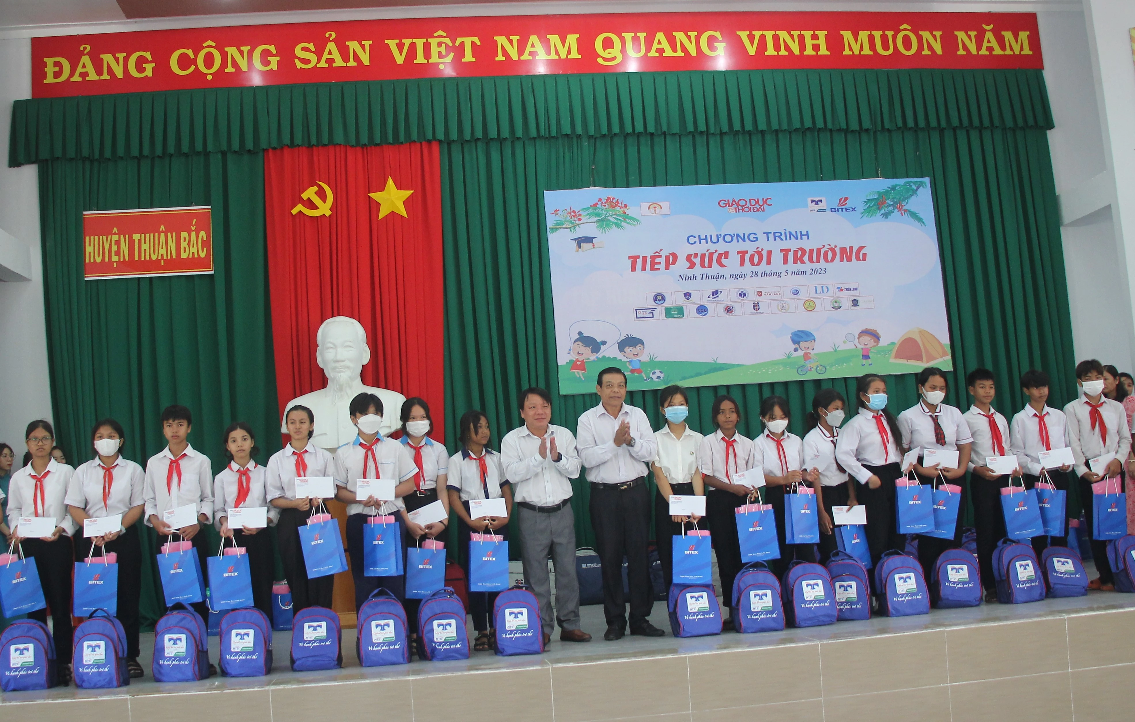 Lãnh đạo UBND huyện Thuận Bắc và đại diện Công ty Cổ phần Xuất Nhập khẩu Bình Tây (BITEX) trao quà và học bổng cho học sinh. Lãnh đạo UBND huyện Thuận Bắc và đại diện Công ty Cổ phần Xuất Nhập khẩu Bình Tây (BITEX) trao quà và học bổng cho học sinh.