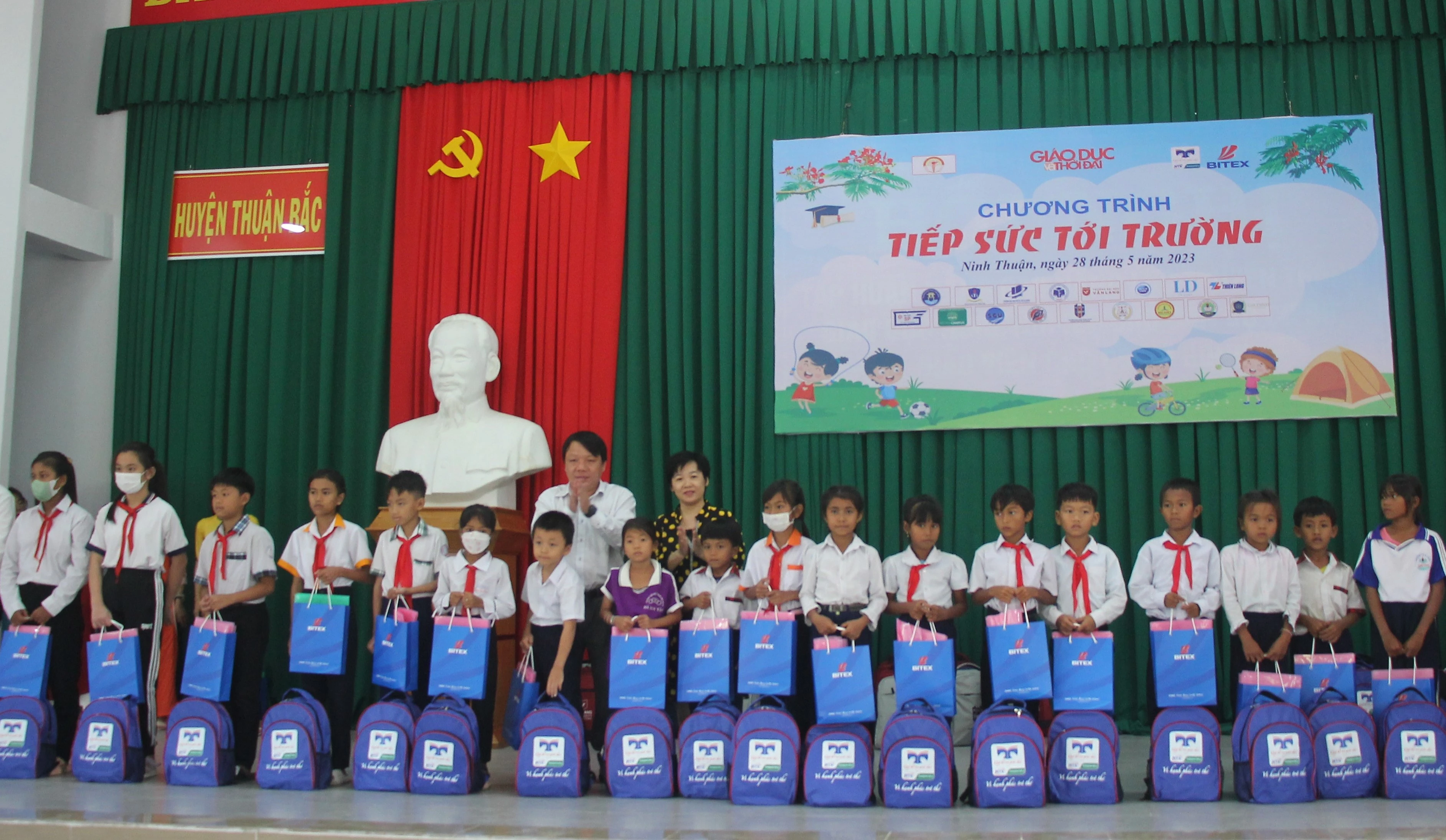 Lãnh đạo UBND huyện Thuận Bắc và đại diện Cơ quan Thường trú Báo Giáo dục và Thời đại tại TPHCM trao quà cho học sinh. Lãnh đạo UBND huyện Thuận Bắc và đại diện Cơ quan Thường trú Báo Giáo dục và Thời đại tại TPHCM trao quà cho học sinh.