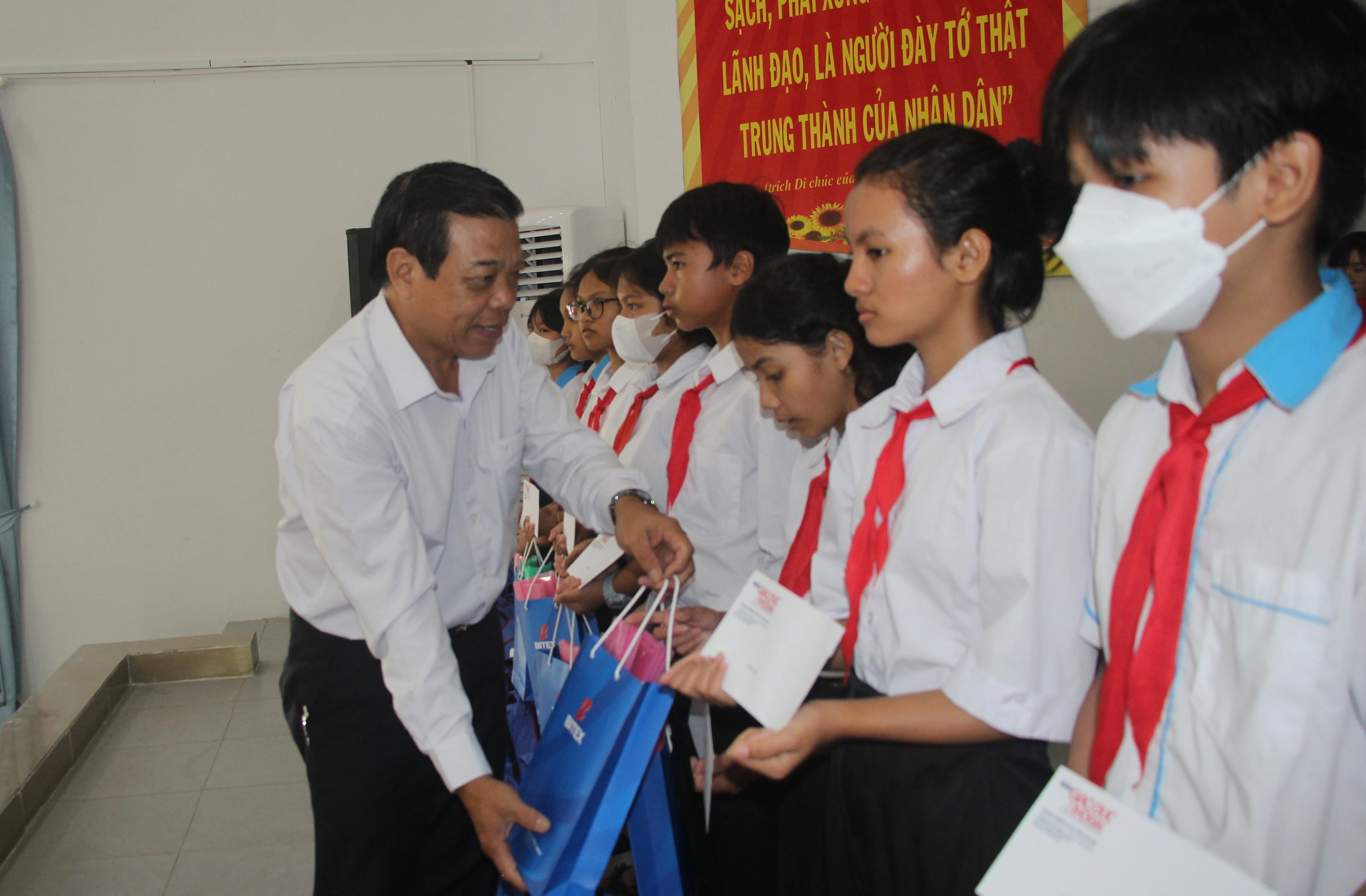 Ông Phan Văn Liêm, đại diện Công ty Cổ phần Xuất nhập khẩu Bình Tây (BITEX) tặng quà cho học sinh. Ông Phan Văn Liêm, đại diện Công ty Cổ phần Xuất nhập khẩu Bình Tây (BITEX) tặng quà cho học sinh.