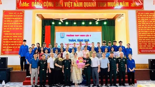 Trường THPT Nghi Lộc 3 (Vinh Lộc, Nghệ An) thăm hỏi, tặng quà tại Trung tâm Điều dưỡng thương bệnh binh tỉnh Nghệ An. Ảnh: NTCC