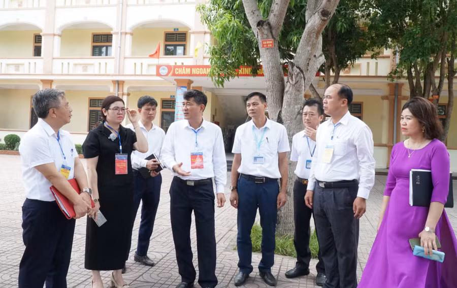 Đoàn công tác Ban chỉ đạo thi tỉnh Nghệ An kiểm tra cơ sở vật chất tại điểm thi. Ảnh: Hồ Lài