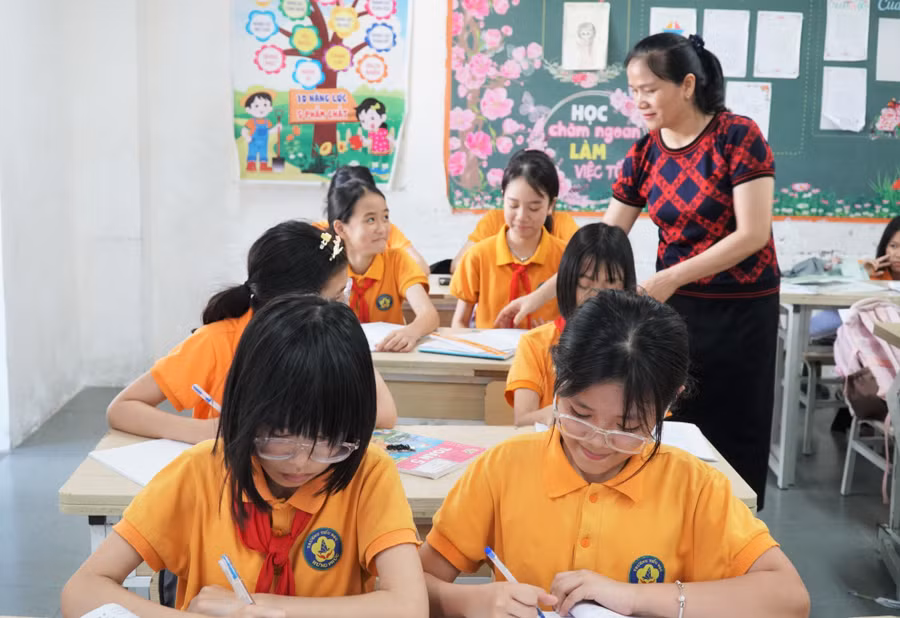 Cô trò Trường Tiểu học Hưng Phúc, phường Trường Vinh, Nghệ An. Ảnh: Hồ Lài