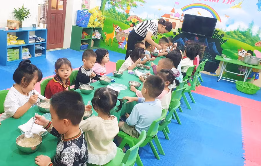 Bữa ăn bán trú tại Trường Mầm non Tam Quang, xã Tam Quang, Nghệ An. Ảnh: NTCC an-trua-ban-tru-mam-non-tam-quang-2.jpg