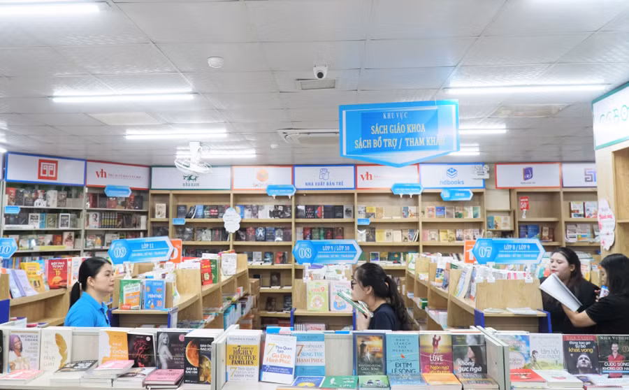Các đơn vị cung ứng sách tại Nghệ An đã chuẩn bị cơ bản đầy đủ sách giáo khoa. Ảnh: Hồ Lài