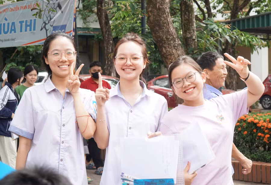 Thí sinh Nghệ An phấn khởi sau môn thi Ngữ văn.