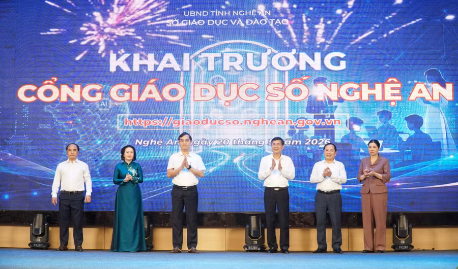 Các đại biểu thực hiện nghi thức khai trương Cổng Giáo dục số Nghệ An. Ảnh: Hồ Lài