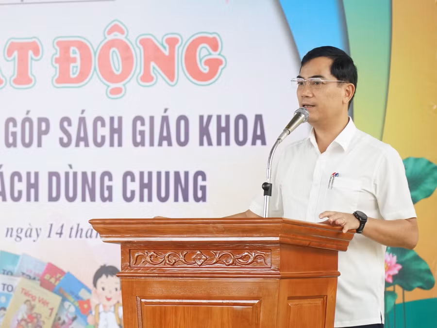 Ông Nguyễn Văn Khoa – Giám đốc Sở GD&ĐT Nghệ An phát động quyên góp sách tại Trường Tiểu học Nghi Văn (xã Văn Kiều, Nghệ An). Ảnh: Hồ Lài sn101649-2.jpg