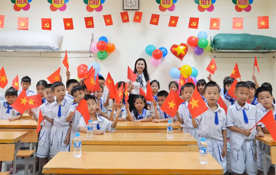 Cô trò Trường Tiểu học Hà Huy Tập (Thành Vinh, Nghệ An). Ảnh: Hồ Lài