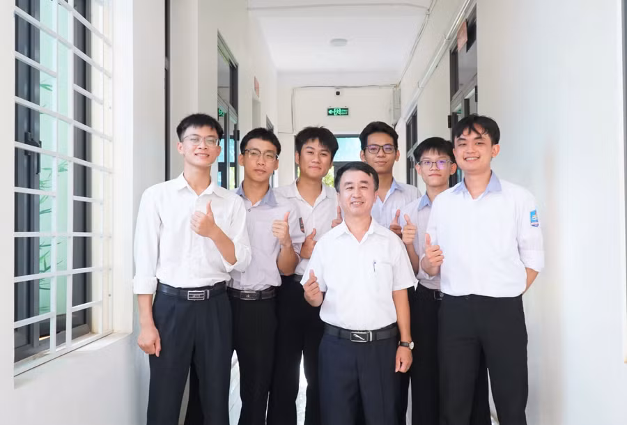 Thầy giáo Phạm Hồng Thân - chủ nhiệm lớp 12A1, Trường THPT Diễn Châu 4 (Nghệ An) cùng các học trò đạt điểm cao thi tốt nghiệp THPT năm 2026. Ảnh: Hồ Lài