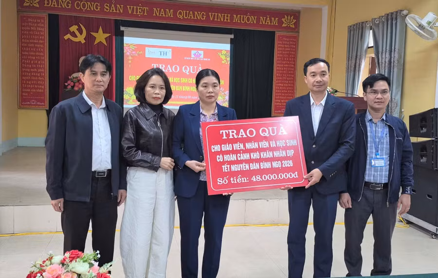 so-giao-duc-nghe-an-trao-qua-tet-5.jpg
