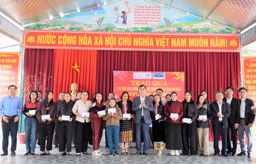 so-giao-duc-nghe-an-trao-qua-tet-6.jpg
