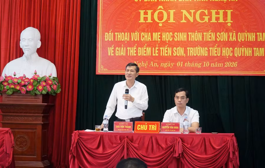 Ông Thái Văn Thành - Phó Chủ tịch UBND tỉnh Nghệ An phát biểu tại buổi đối thoại với phụ huynh. Ảnh: Hồ Lài