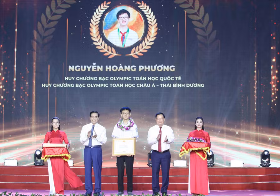 Lãnh đạo tỉnh Nghệ An trao Bằng khen cho em Nguyễn Hoàng Phương (Trường THPT chuyên Phan Bội Châu) giành 2 HCB Olympic Toán học quốc tế, khu vực.