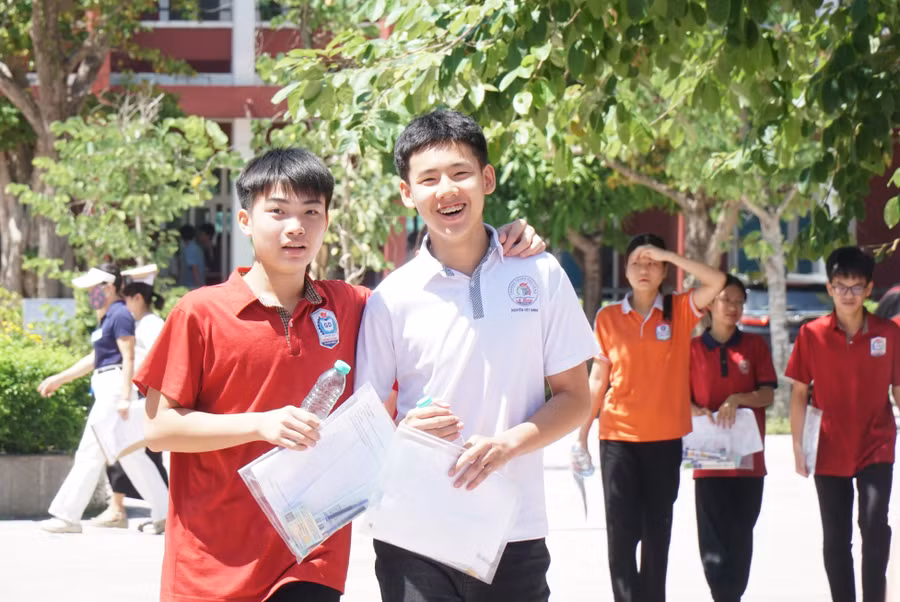 Thí sinh Nghệ An hoàn thành bài thi đầu tiên môn Ngữ văn vào lớp 10. Ảnh: Hồ Lài.