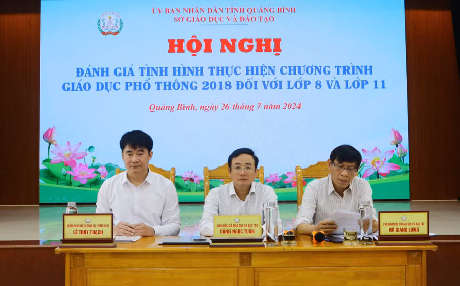 Lãnh đạo Sở GD&ĐT Quảng Bình chủ trì hội nghị.