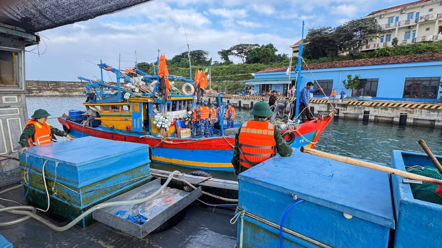 Lực lượng chức năng tiếp nhận 8 ngư dân trên tàu cá gặp sự cố.