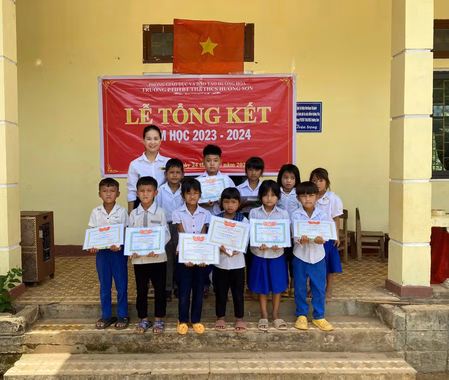Cô Oanh và học trò trong Lễ tổng kết năm học.