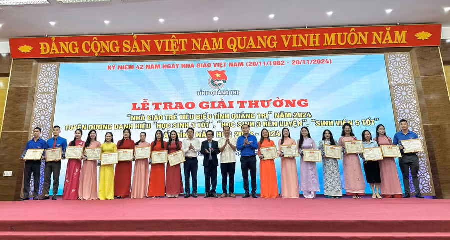 Lãnh đạo Sở GD&ĐT, Tỉnh đoàn Quảng Trị trao giải thưởng cho các giáo viên.