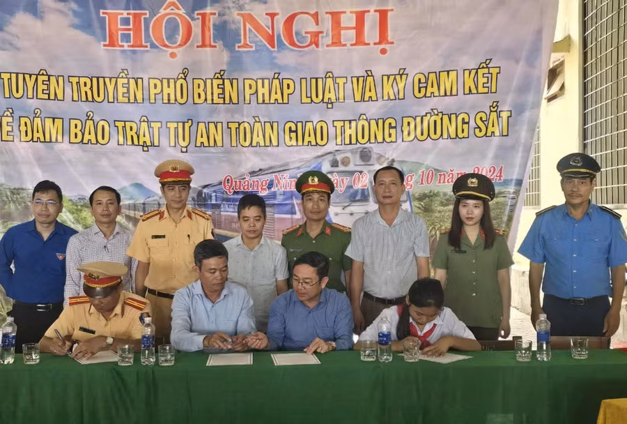 Tổ chức ký cam kết chấp hành pháp luật ATGT đường sắt cho học sinh.