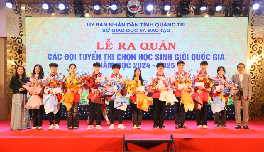 Lãnh đạo Sở GD&ĐT Quảng Trị tặng hoa động viên các học sinh tham dự kỳ thi.