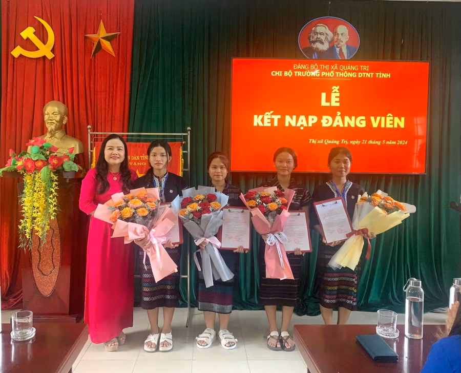 TS Lê Thị Hương, Giám đốc Sở GD&ĐT chúc mừng các đảng viên mới người đồng bào dân tộc, được kết nạp theo mô hình Đảng viên tuổi 18.