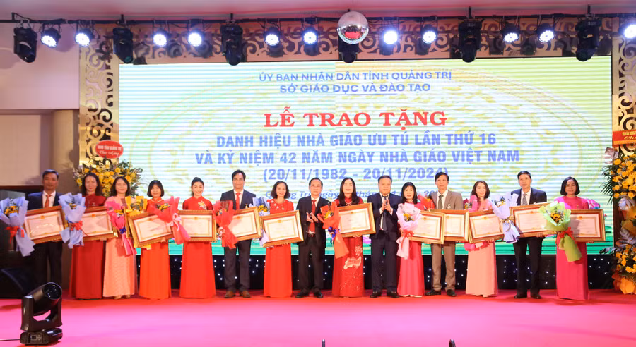 Lãnh đạo tỉnh Quảng Trị trao danh hiệu Nhà giáo ưu tú cho 13 cán bộ quản lý, giáo viên.