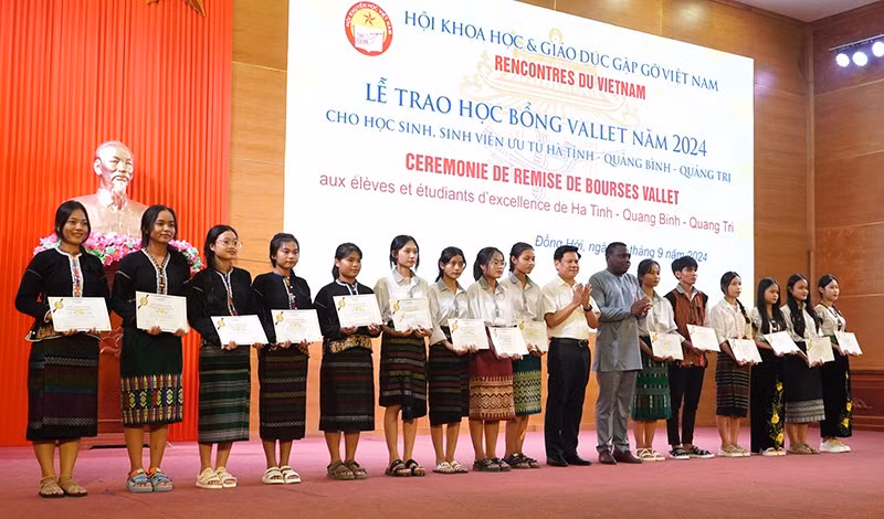 trao-hoc-bong-hinh2.jpg