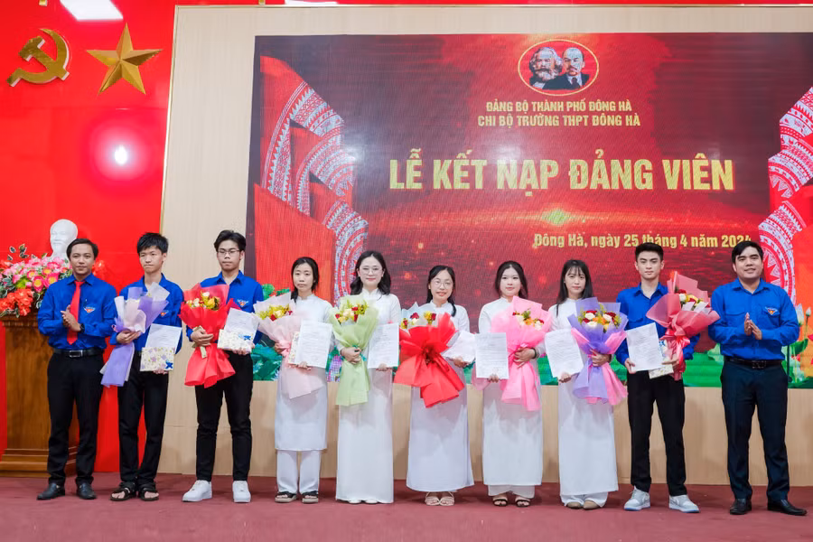 truong-thpt-dong-ha-ket-nap-dang-3.jpg