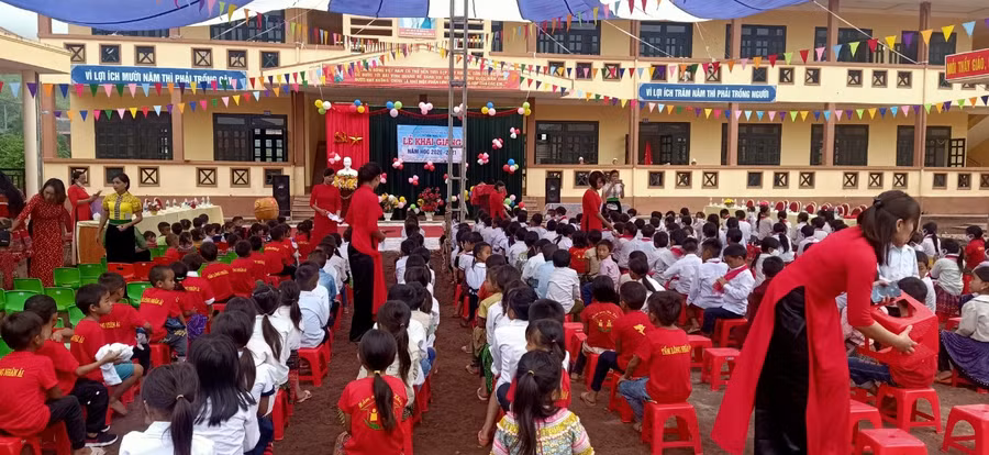 Học sinh cả nước tưng bừng khai giảng năm học mới ảnh 63