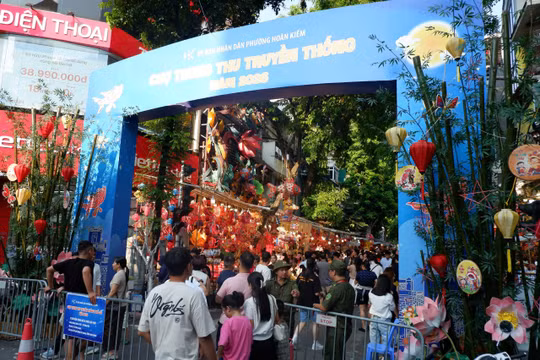 Tấp nập 'Chợ Trung thu truyền thống 2026' ở phố Hàng Mã