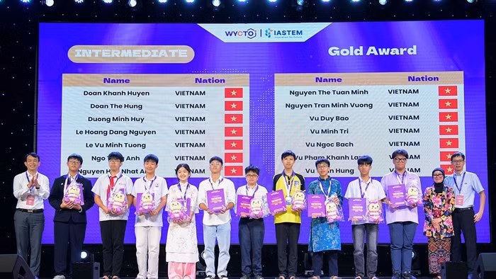 Ban Tổ chức trao Huy chương Vàng cho các thí sinh cấp độ Intermediate tại Kỳ thi Olympic Tài năng Hóa học trẻ thế giới (WYCTO) 2026. Ảnh: Trường Giang.