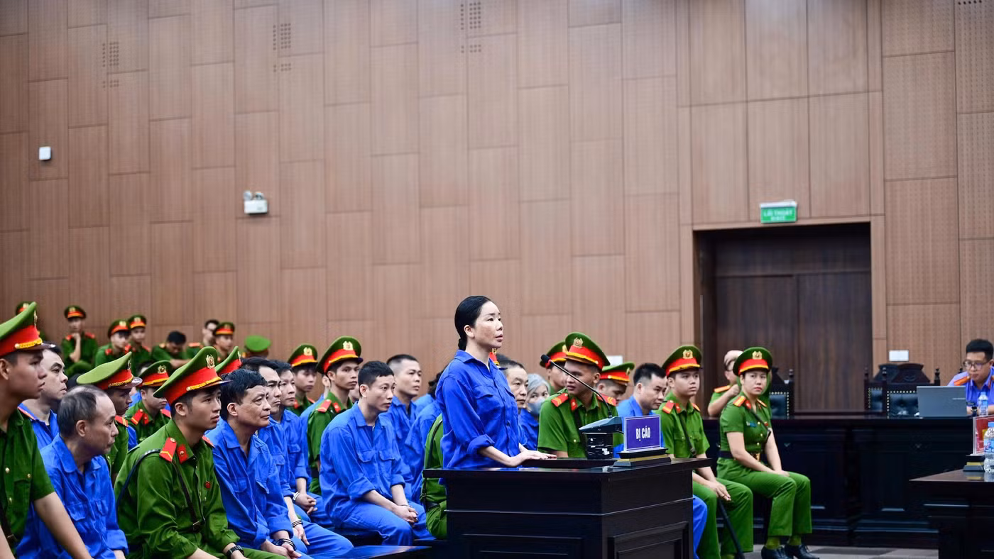Bị cáo Nguyễn Thị Mai Anh trước bục khai báo. 