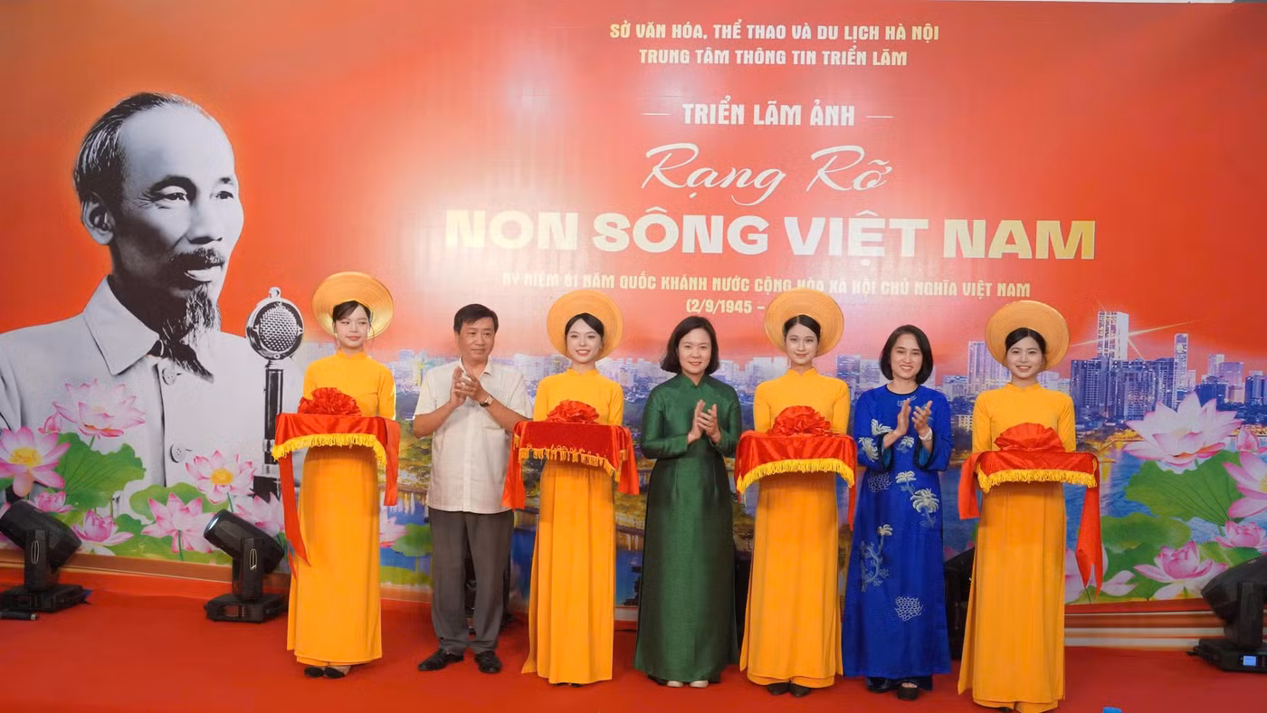 Ban tổ chức khai mạc triển lãm ảnh. 