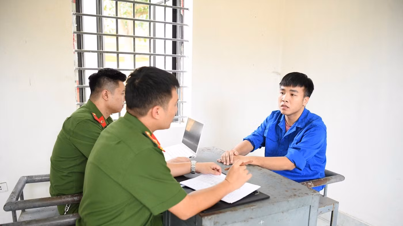Cơ quan Công an lấy lời khai bị can Vũ Tùng Linh.