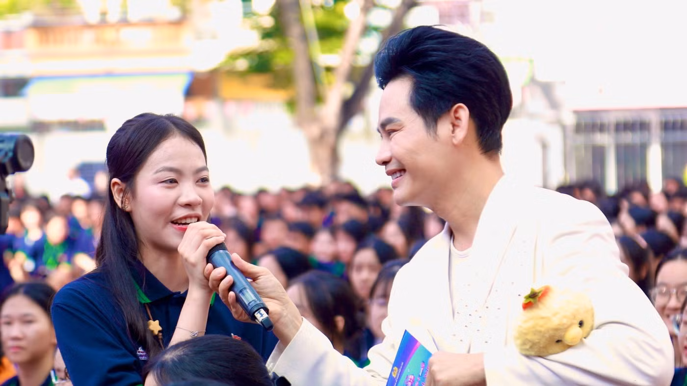 Học sinh hào hứng giao lưu với MC cùng các các nghệ sĩ tại chương trình.