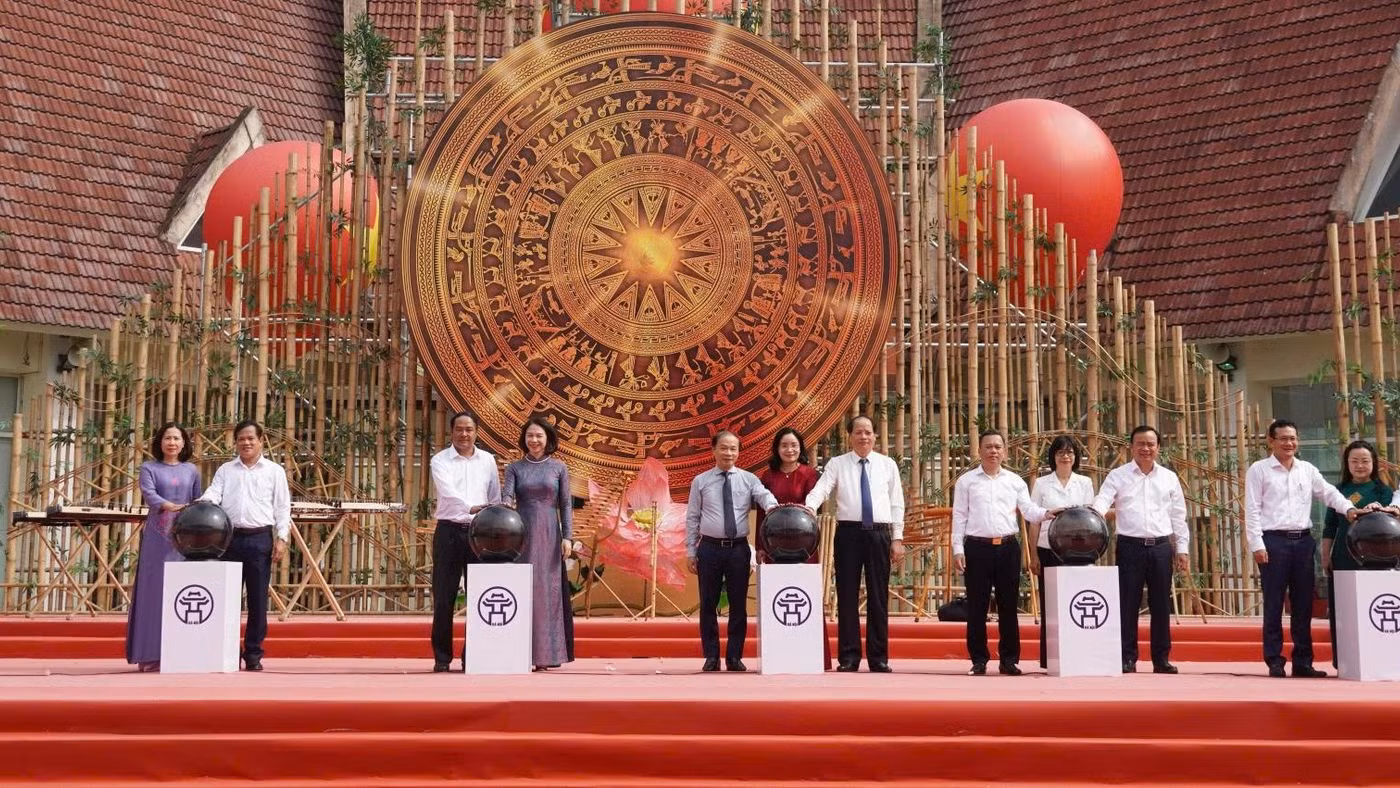 Các đại biểu thực hiện nghi thức phát động hưởng ứng Ngày Văn hóa Việt Nam. Ảnh: BTC.