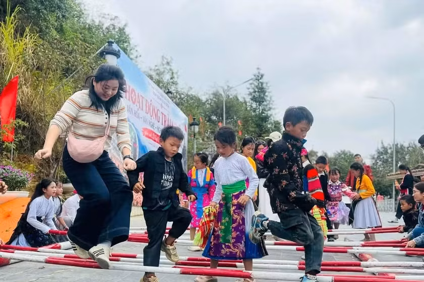 Các em học sinh xã Lũng Cú tham gia hoạt động trải nghiệm.