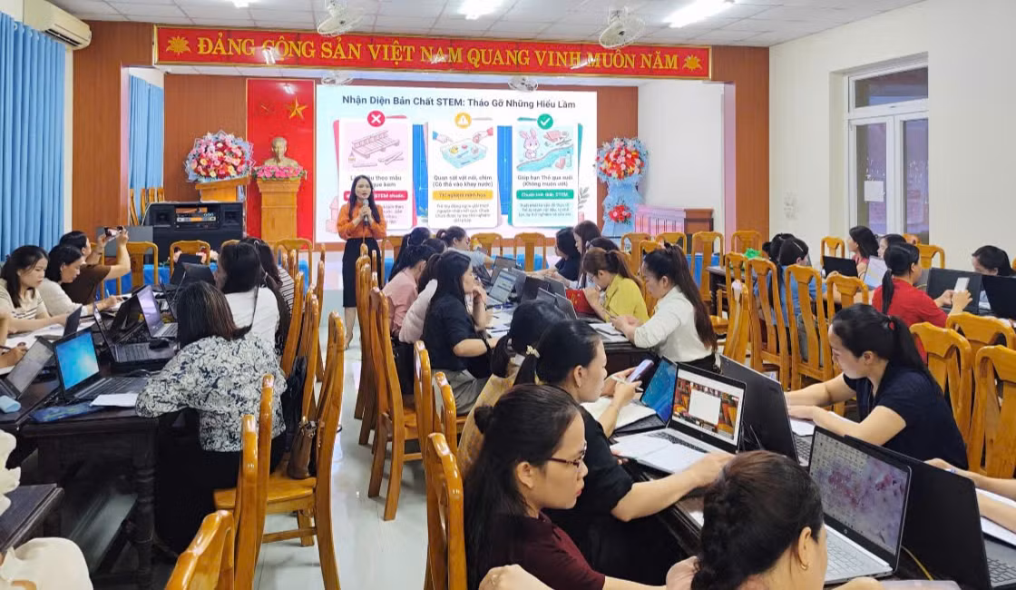 Cán bộ quản lý, giáo viên mầm non được tập huấn kiến thức về năng lực số, công nghệ thông tin.