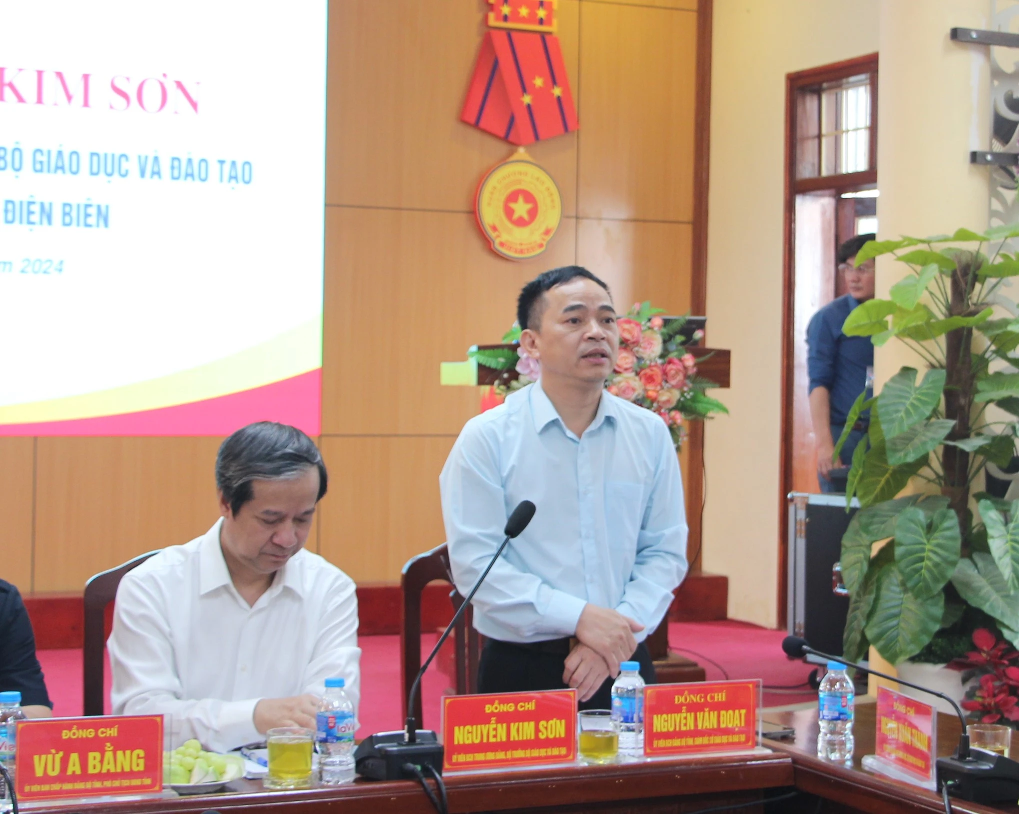 Ông Nguyễn Văn Đoạt, Giám đốc Sở GD&ĐT tỉnh Điện Biên (bên phải) phát biểu tại buổi làm việc. Ông Nguyễn Văn Đoạt, Giám đốc Sở GD&ĐT tỉnh Điện Biên (bên phải) phát biểu tại buổi làm việc.