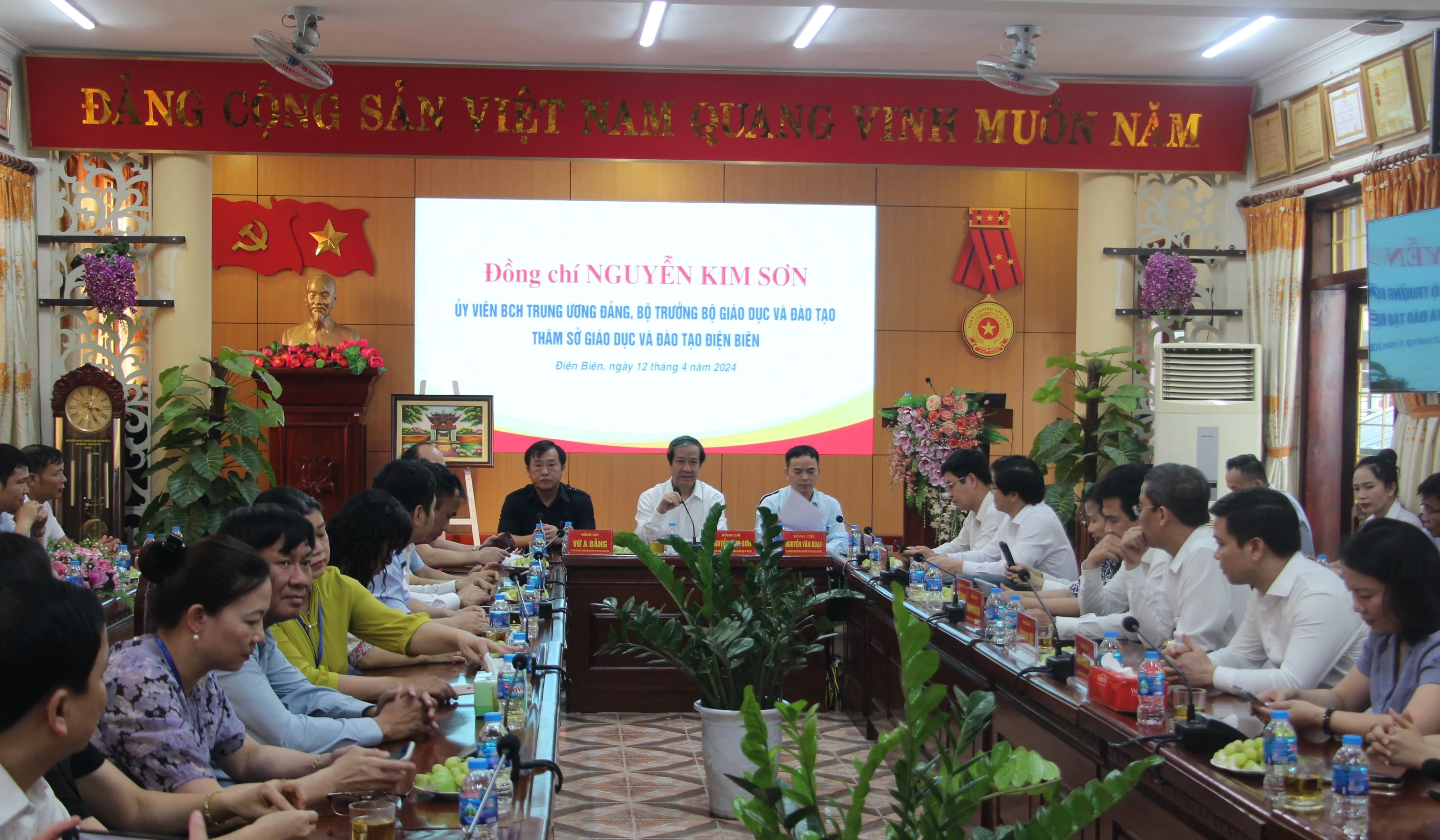 Đoàn công tác làm việc với Sở GD&ĐT tỉnh Điện Biên. Đoàn công tác làm việc với Sở GD&ĐT tỉnh Điện Biên.