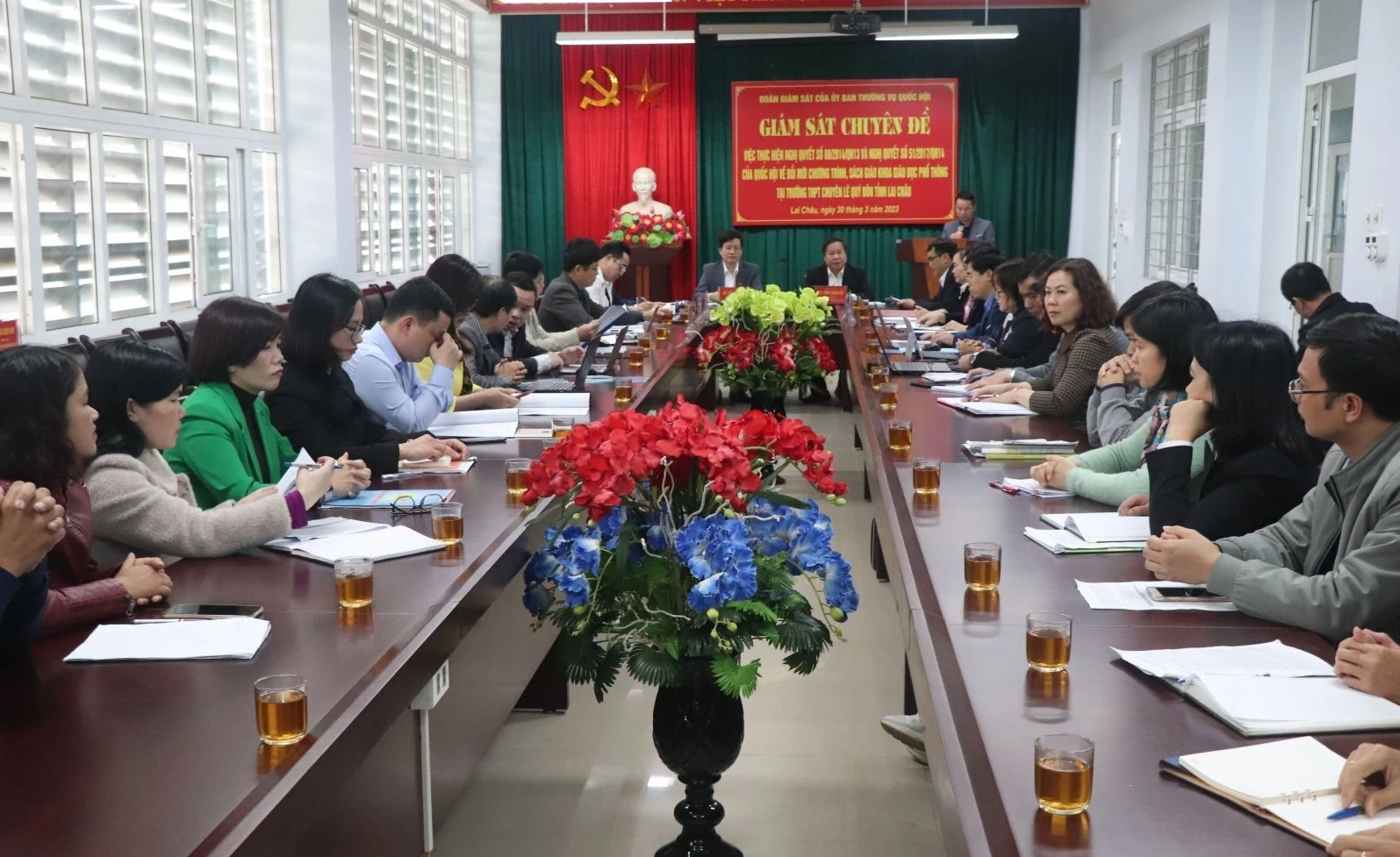 Đoàn giám sát làm việc tại trường THPT Chuyên Lê Quý Đôn.
